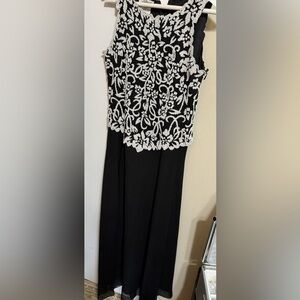 Chadwick Elegant Black and White Floral Lace Dress size 4P